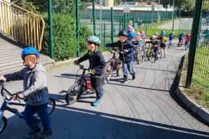 Otroški živžav na parkirišču pred vrtcem na “Dan brez avtomobila” 1